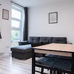 Stunning Modern 3 Bed, 2 Bedroom - Secure Parking - Close To Centre And Old Trafford * Manchester