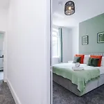 New! Modern 3-bed House, Free Parking, Fast Wi-fi & Easy Access مانشستر