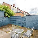 New! Modern 3-bed House, Free Parking, Fast Wi-fi & Easy Access * مانشستر