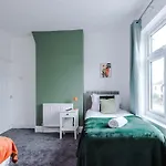 New! Modern 3-bed House, Free Parking, Fast Wi-fi & Easy Access بيت للعطل مانشستر