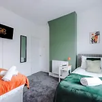 New! Modern 3-bed House, Free Parking, Fast Wi-fi & Easy Access بيت للعطل *