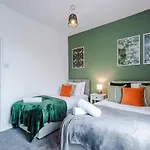 New! Modern 3-bed House, Free Parking, Fast Wi-fi & Easy Access مانشستر