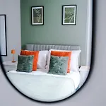 New! Modern 3-bed House, Free Parking, Fast Wi-fi & Easy Access بيت للعطل