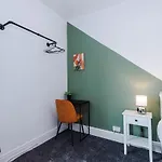 New! Modern 3-bed House, Free Parking, Fast Wi-fi & Easy Access بيت للعطل *