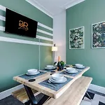 New! Modern 3-bed House, Free Parking, Fast Wi-fi & Easy Access مانشستر
