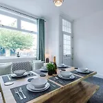 بيت للعطل New! Modern 3-bed House, Free Parking, Fast Wi-fi & Easy Access