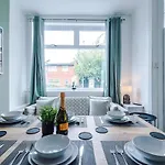 New! Modern 3-bed House, Free Parking, Fast Wi-fi & Easy Access بيت للعطل
