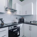 بيت للعطل New! Modern 3-bed House, Free Parking, Fast Wi-fi & Easy Access