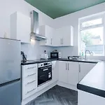 بيت للعطل New! Modern 3-bed House, Free Parking, Fast Wi-fi & Easy Access *