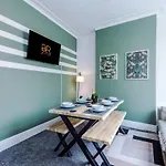 New! Modern 3-bed House, Free Parking, Fast Wi-fi & Easy Access مانشستر