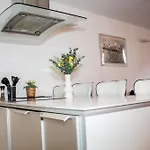 Appartamento 2 Bedroom With Views, Balcony & Free Parking *