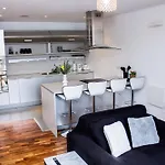 Modern 2 Bed Center Apartment *