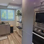 Sleeps 5 - Free Parking Wifi Near Airport & * Manchester