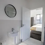 Luxury Deluxe - 4 Bedrooms - 6 Beds - 10 Guests - Private Parking - Contractors Welcome - Trafford Stretford * マンチェスター