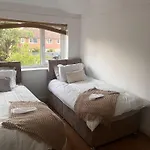 Feriehus Sleeps 5 - Free Parking Wifi Near Airport &
