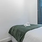 Dom wakacyjny 4 Bedroom House In Eccles, Trafford, - Sleeps 10 - 3 Double Beds - 4 Single Beds - Free Parking, Garden & Fast Fibre Wi-fi - Close To Trafford Centre, Mediacityuk, Salford Quays, And Both Old Trafford Stadiums