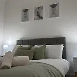 Near Etihad, Free Parking, Workplace & Garden Tatil Evi