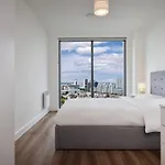 Apartment 2 Bed Ensuite With Fantastic Night View And Old Trafford Stadium