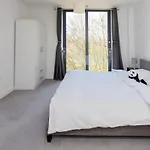 Stylish 3-bed Near Victoria Apartment Manchester