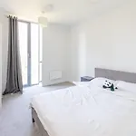 Stylish 3-bed Near Victoria Apartment *