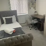 New 5 Bedroom House Sleeps 8, 5mins Etihad, Coop Live, Centre *