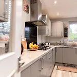 Feriehus Sleeps 5 - Free Parking Wifi Near Airport & Manchester