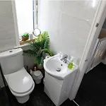 Sleeps 5 - Free Parking Wifi Near Airport & Feriehus *