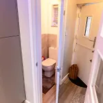 Sleeps 5 - Free Parking Wifi Near Airport & Manchester
