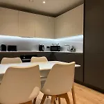 High-end 2 Bed Retreat - Ao Arena & Victoria Stn Daire