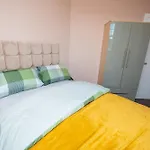 Oda ve Kahvaltı Elegant And Modern 3 Double Bedroom Near Centre Entire House Parking Manchester
