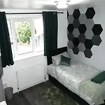 Spacious 4 Bed Maisonette Close To Salford Quays And With Smart Tvs And Netflix Perfect For Families And Contractors * مانشستر