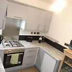 Spacious 4 Bed Maisonette Close To Salford Quays And With Smart Tvs And Netflix Perfect For Families And Contractors مانشستر