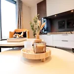 Modern 2 Bed, 2 Bath With Ensuite By Avalora Short Lets & Serviced Salford, Near Tram Manchester, Train Station, Parking Apartamento