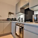 Modern 2 Bed, 2 Bath With Ensuite By Avalora Short Lets & Serviced Salford, Near Tram Manchester, Train Station, Parking Apartamento