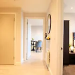 Modern 2 Bed, 2 Bath With Ensuite By Avalora Short Lets & Serviced Salford, Near Tram Manchester, Train Station, Parking *