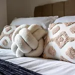 Fabulous 2 Bedroom In Apartment *