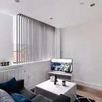 Zeni, Alexandra Rise Smart Apartment *
