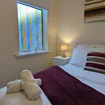Daire Entire 2 Bedroom Cosy Flat Near Centre *