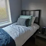 Sleeps 5 - Free Parking Wifi Near Airport & Feriehus *
