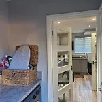 Sleeps 5 - Free Parking Wifi Near Airport & Feriehus