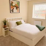 Hébergement de vacances Spacious 3-bed House With Private Yard *