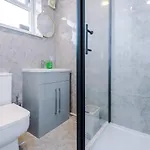 Pearl Reside - Sleeps 5, Free Parking & 5 Mins Centre * Manchester