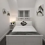 Boutique Mcr With Games Table, Sleeps 9 Tatil Evi Manchester
