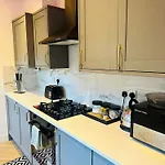 Getaway Bright & Spacious With Parking Tatil Evi *