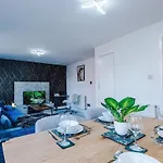 Pearl Reside - Sleeps 5, Free Parking & 5 Mins Centre Manchester