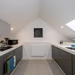 Daire Stylish & Modern 3br - Garden, Parking & Ps5