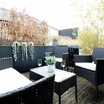 Daire Stylish & Modern 3br - Garden, Parking & Ps5