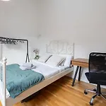 Daire Stylish & Modern 3br - Garden, Parking & Ps5