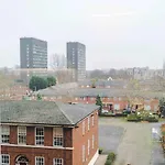 Modern Spacious Sleeps 5 Free High-speed Wi-fi Manchester
