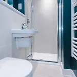 Modern Spacious Sleeps 5 Free High-speed Wi-fi Daire